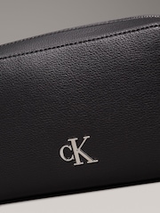 Schwarz - Calvin Klein Minimal Monogram Camera Bag - Bild 3 von 5