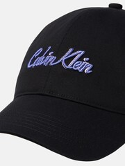 črna - Calvin Klein bombažna kapa z grafičnim potiskom - Slika 4 iz 4