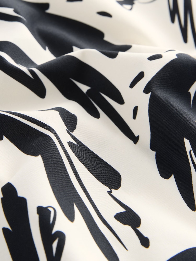 أسود/كريمي بنقشة نخيل - قطعة بيكيني سفلية بخصر مرتفع بتصميم حاكم لمنطقة البطن - صورة 2 من 4 أسود/كريمي بنقشة نخيل - قطعة بيكيني سفلية بخصر مرتفع بتصميم حاكم لمنطقة البطن - صورة 2 من 4