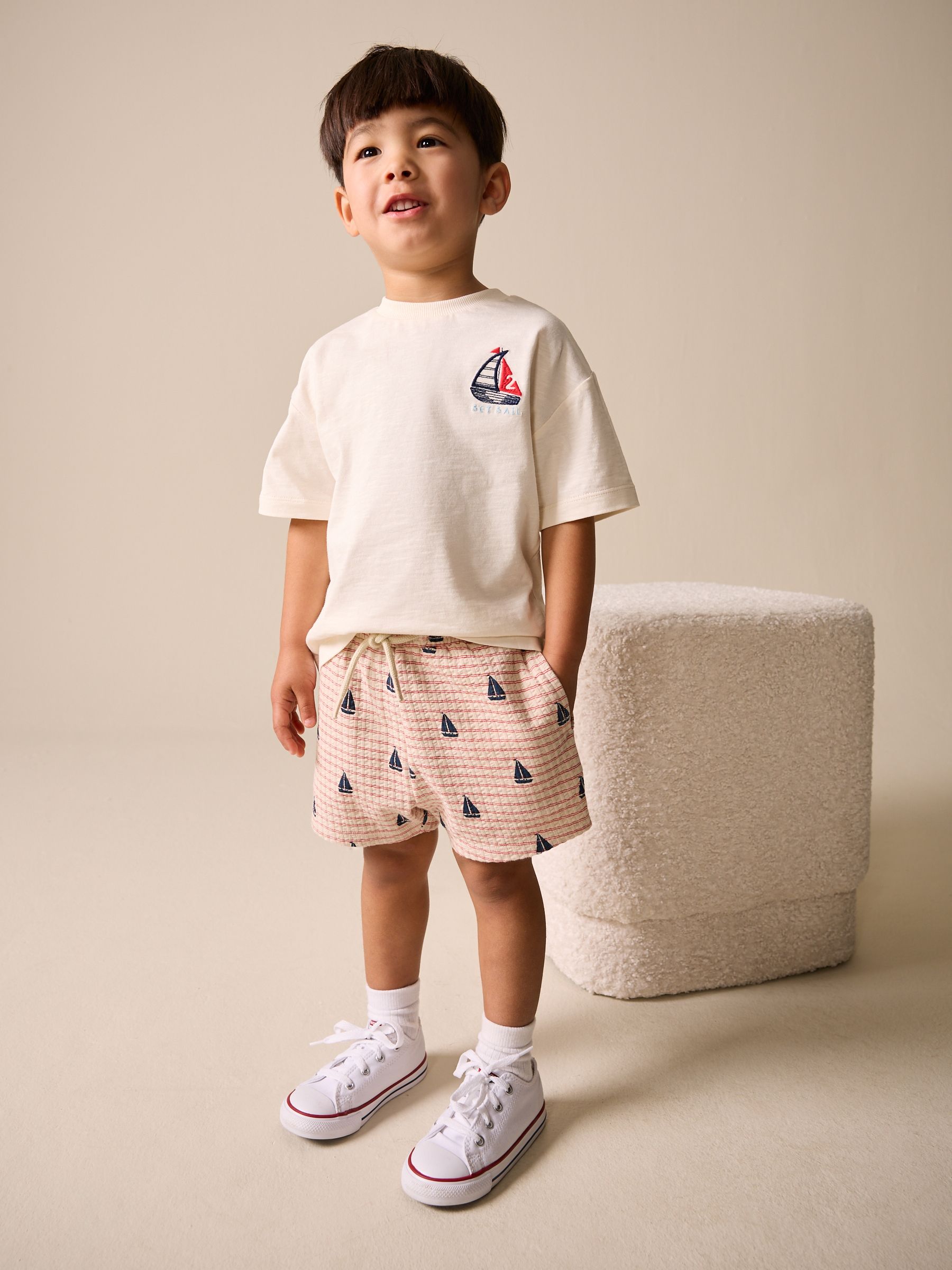 Next：日本 ホワイト ボート刺繍 - 半袖 T シャツ＆ショートパンツ