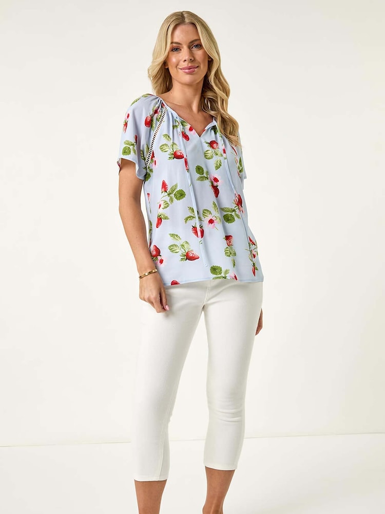 Blusa Roman Petite com acabamento em renda e morango - Imagem 2 de 5