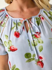Blusa Roman Petite com acabamento em renda e morango - Imagem 4 de 5