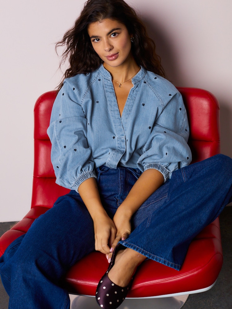 Marineblau, Herz - Denimbluse mit Herzstickerei, V-Ausschnitt und Puffärmeln - Bild 1 von 7