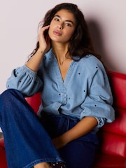 Marineblau, Herz - Denimbluse mit Herzstickerei, V-Ausschnitt und Puffärmeln - Bild 2 von 7