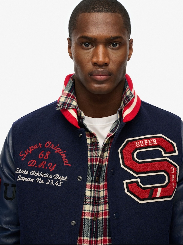 Cazadora de aviador con parche de estilo universitario de Superdry - Imagen 4 de 4 Cazadora de aviador con parche de estilo universitario de Superdry - Imagen 4 de 4