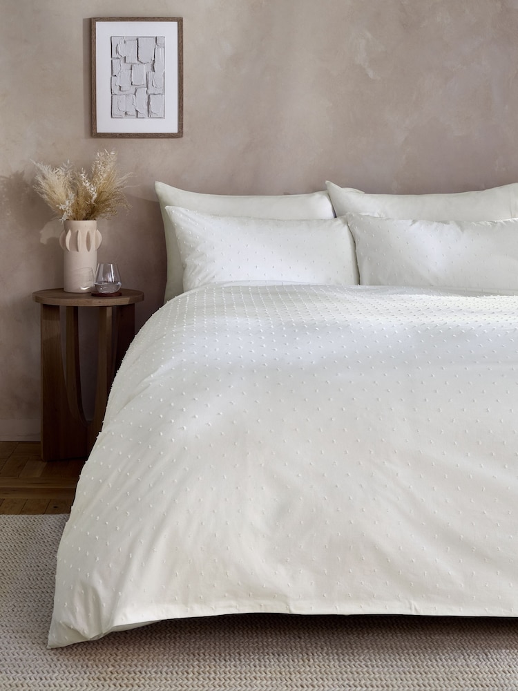 White 100% Cotton Woven Clip Jacquard Duvet Cover and Pillowcase Set - Image 2 of 3