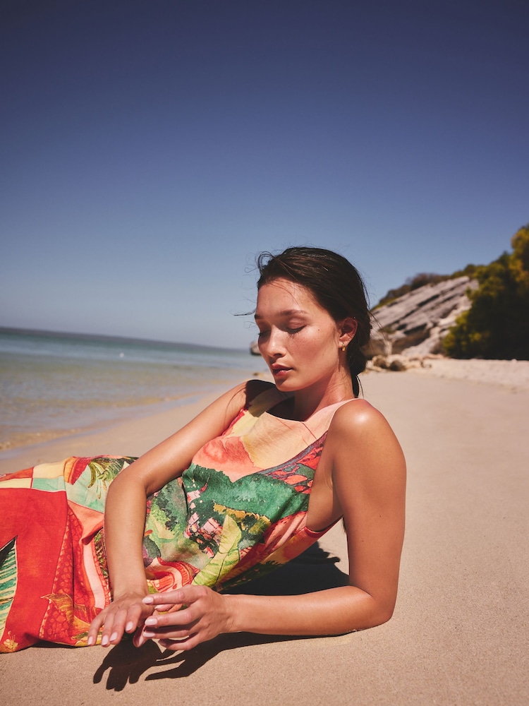 Scène rouge/verte imprimée - Mini-robe décalée à col carré en lin - Image 2 de 8 Scène rouge/verte imprimée - Mini-robe décalée à col carré en lin - Image 2 de 8