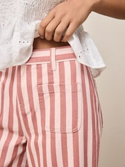 وردي مقلم - بنطلون جينز قصير من الدنيم خفيف الوزن بجيب على شكل رقعة - صورة 5 من 8