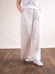 Pantalones de pernera ancha en crema Leonie de Lakeland Clothing - Imagen 1 de 4