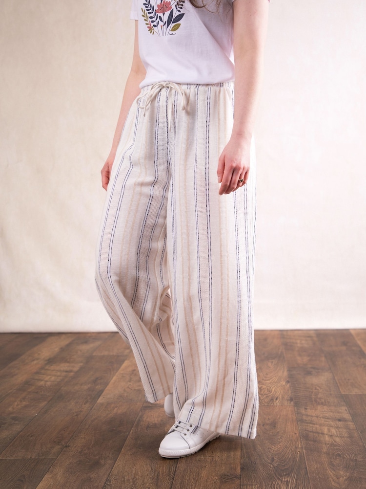 Pantalones de pernera ancha en crema Leonie de Lakeland Clothing - Imagen 2 de 4