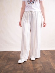 Pantalones de pernera ancha en crema Leonie de Lakeland Clothing - Imagen 3 de 4