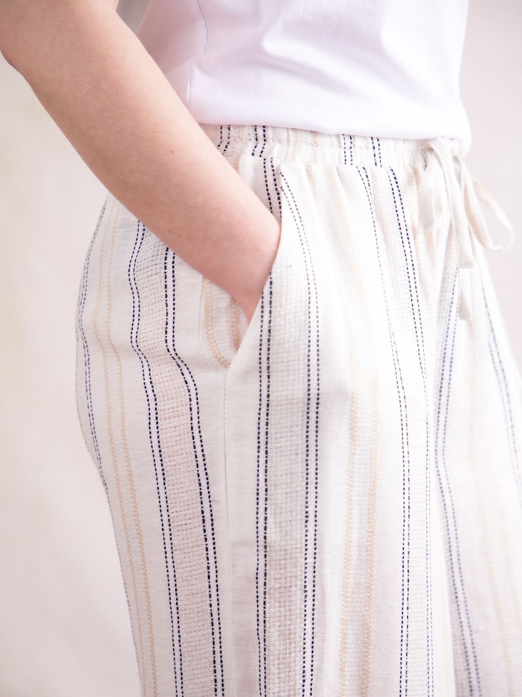 Pantalones de pernera ancha en crema Leonie de Lakeland Clothing - Imagen 4 de 4