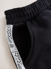 Schwarz - Baker by Ted Baker 2 -teiliges T-Shirt- und Shorts-Set mit Spitzenbesatz - Bild 9 von 10