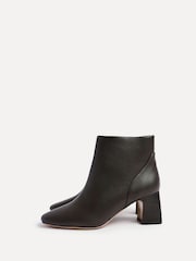Botas de cano curto Linzi Cove com bico quadrado e salto bloco - Imagem 3 de 5