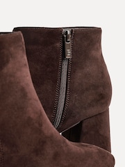 Castanho - Botas de cano curto Linzi Alba Wide Fit salto bloco - Imagem 6 de 7