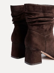 marrom escuro - Botas Linzi Zayda de salto alto franzido e ajuste Wide Fit - Imagem 6 de 6