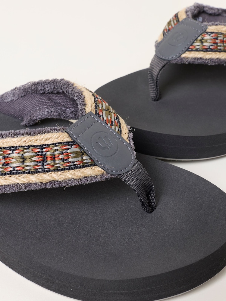 شبشب من FatFace - صورة 2 من 3 شبشب من FatFace - صورة 2 من 3