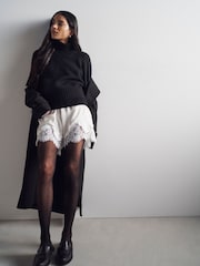 シャンパンゴールド - サテン ショートパンツ レーストリム付き - 画像 4 / 8