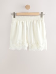 シャンパンゴールド - サテン ショートパンツ レーストリム付き - 画像 6 / 8