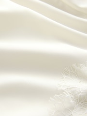 シャンパンゴールド - サテン ショートパンツ レーストリム付き - 画像 7 / 8