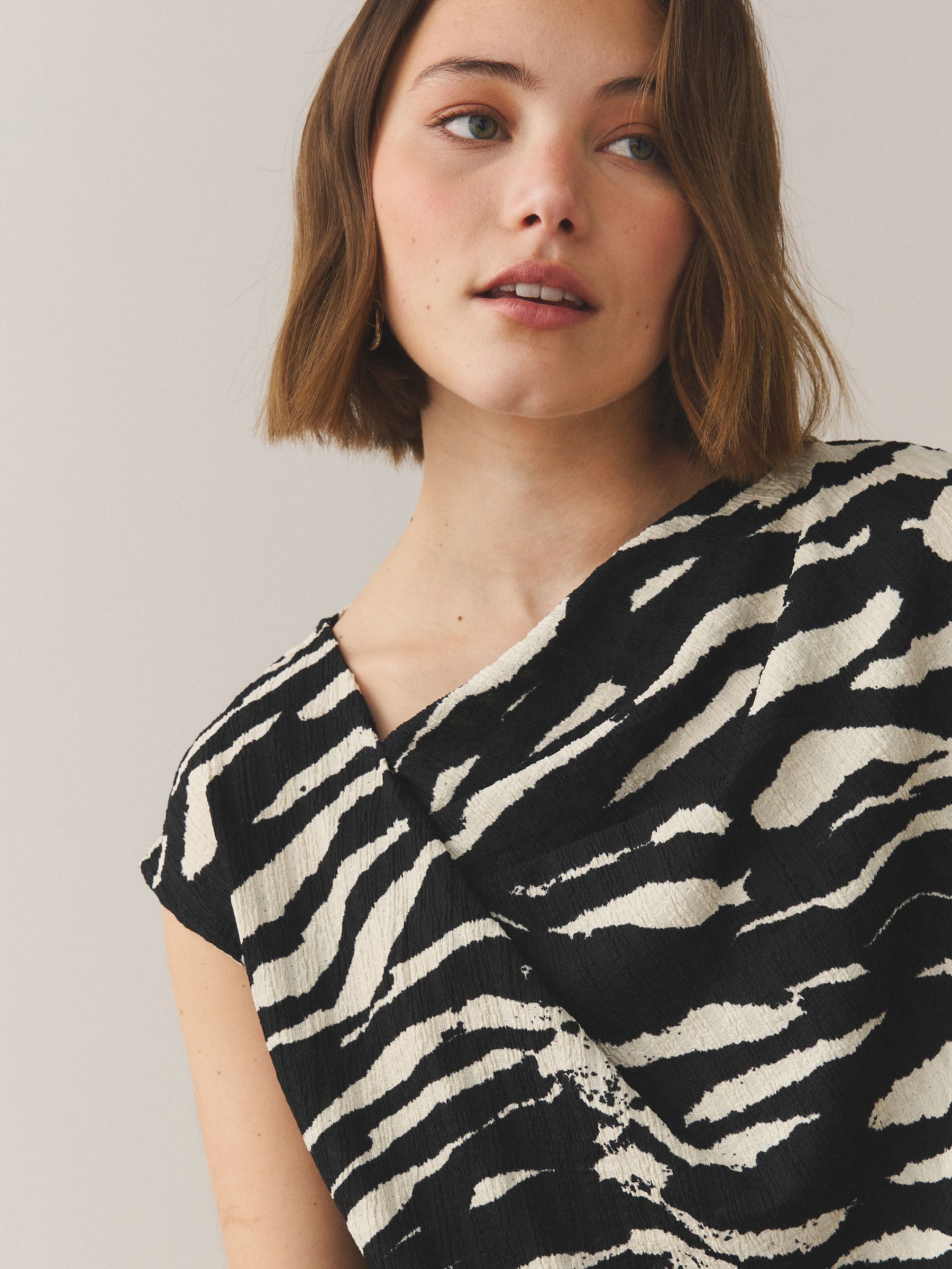 Buy Чорно-білий принт зебри - Asymmetric Pleated Drape Short
