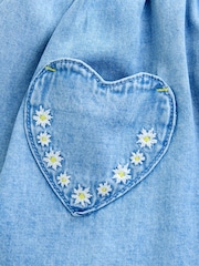 ミッドブルーデニム - フリルスリーブ ワンピース（3 か月〜 8 歳） - 画像 8 / 9