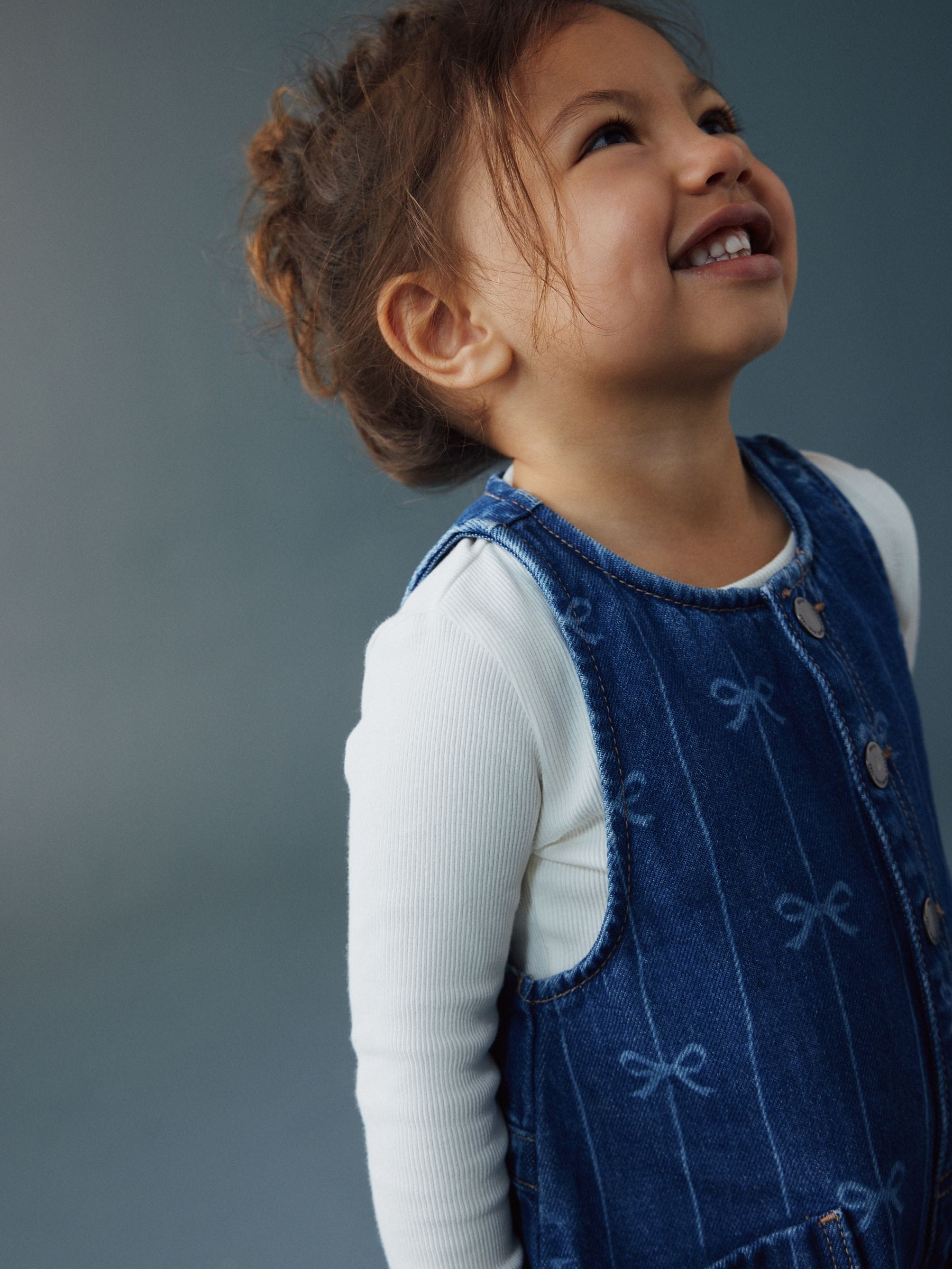 Comprar Estampa de laço - Macacão jeans sem mangas (3meses a8anos