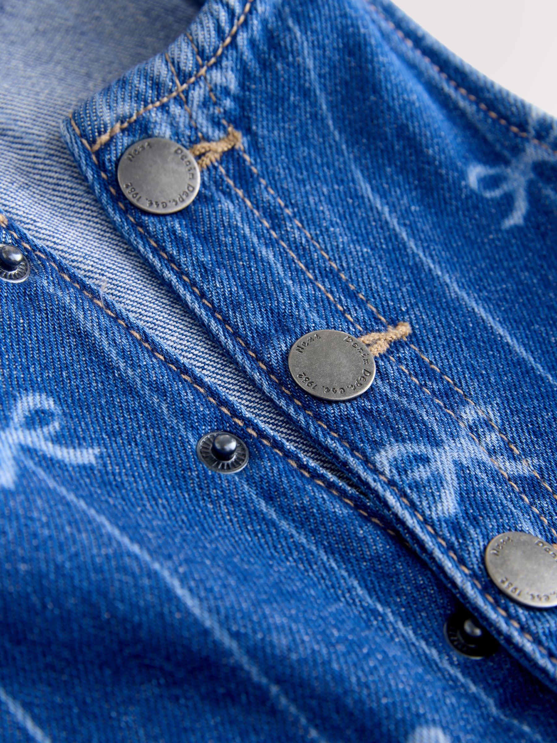 Comprar Estampa de laço - Macacão jeans sem mangas (3meses a8anos
