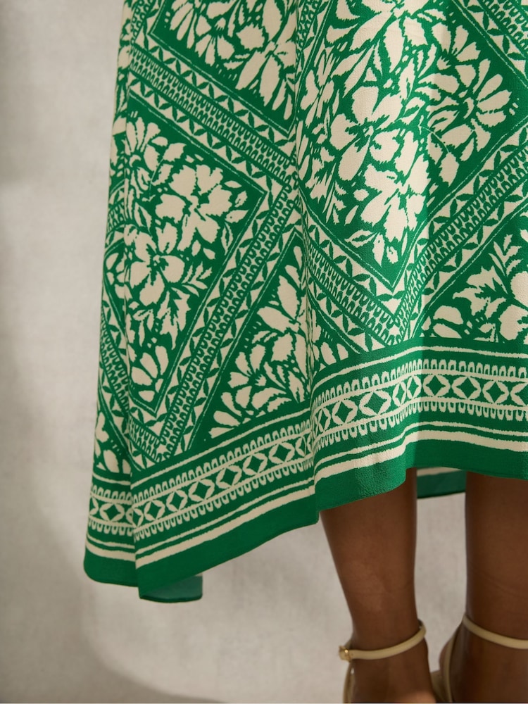 Live Unlimited Green Petite Curve Bandana Print T-Shirt Midi Dress - Image 2 of 4 Live Unlimited Green Petite Curve Bandana Print T-Shirt Midi Dress - Image 2 of 4