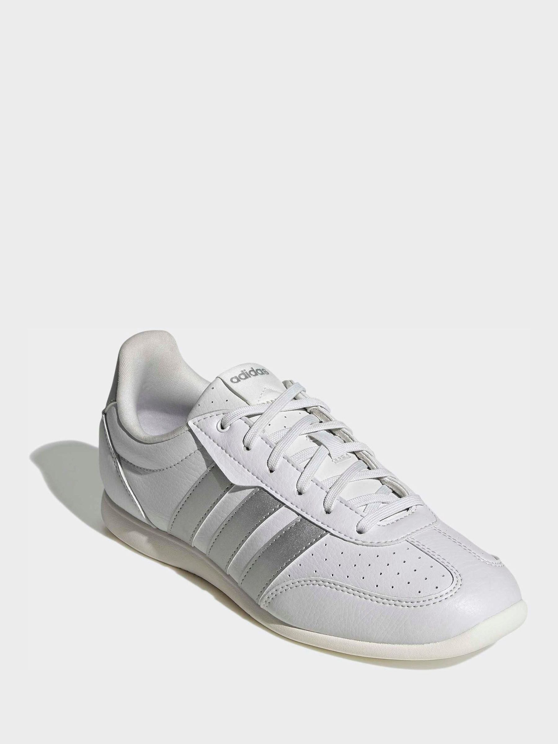 Next：日本 ホワイト / シルバー - adidas バレダロースニーカー from