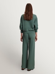 الغابة الداكنة - بنطلون رياضي رِجل واسعة جدًا 29.5 من Varley - Image 2 of 9