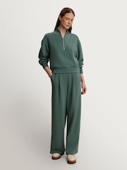 الغابة الداكنة - بنطلون رياضي رِجل واسعة جدًا 29.5 من Varley - Image 6 of 9