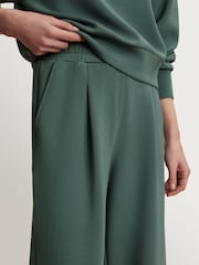 الغابة الداكنة - بنطلون رياضي رِجل واسعة جدًا 29.5 من Varley - Image 7 of 9