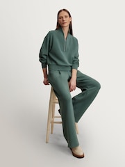 الغابة الداكنة - بنطلون رياضي رِجل واسعة جدًا 29.5 من Varley - Image 9 of 9