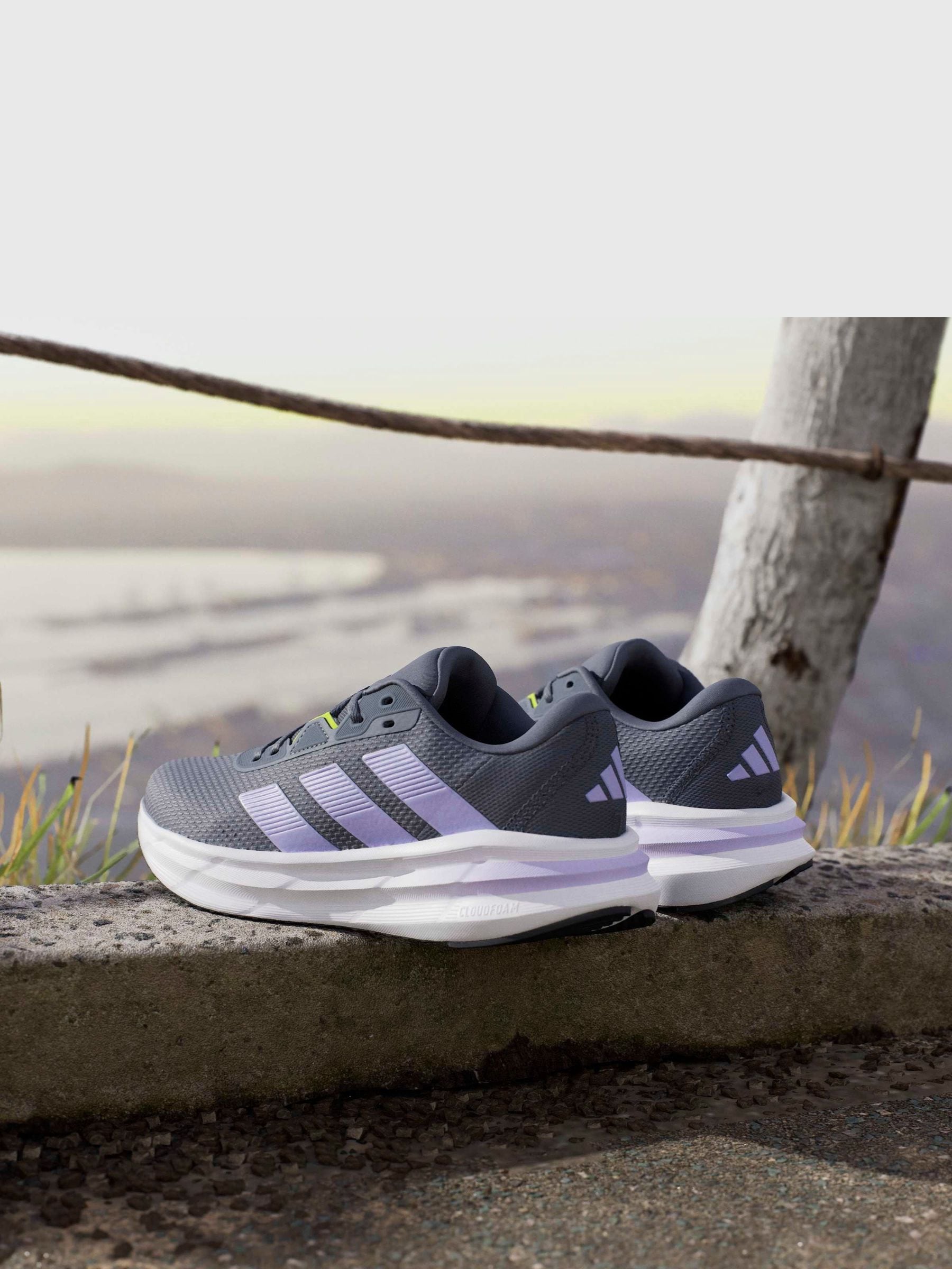 Next：日本 グレー - adidas Galaxy 7 スニーカー from Next Japan