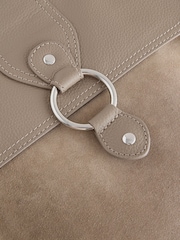 Taupe - Umhängetasche aus Leder mit Fach - Bild 3 von 5