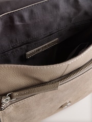 Taupe - Umhängetasche aus Leder mit Fach - Bild 4 von 5
