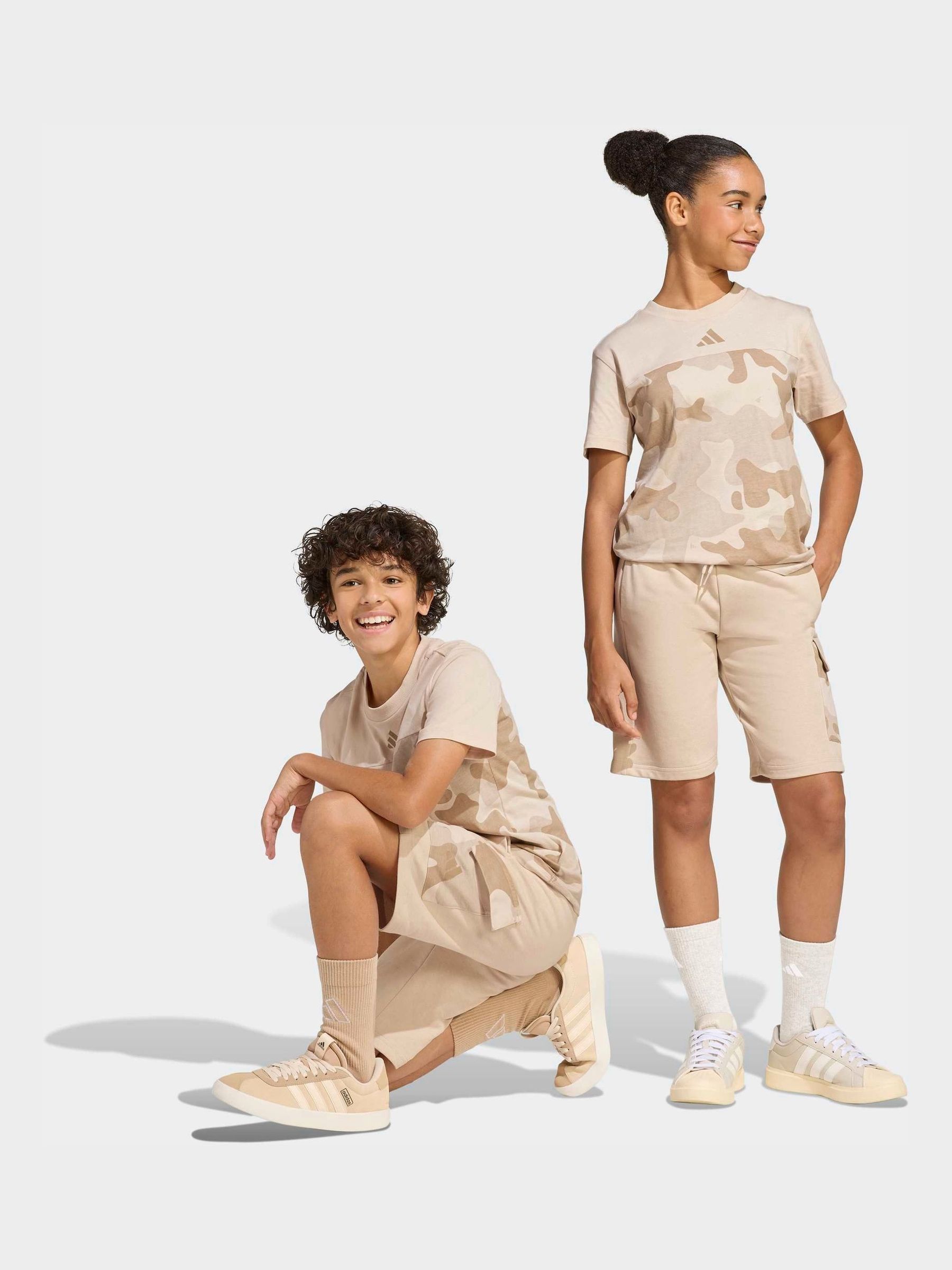 Next：日本 ベージュ - adidas 迷彩 ポケット付き ショートパンツ from
