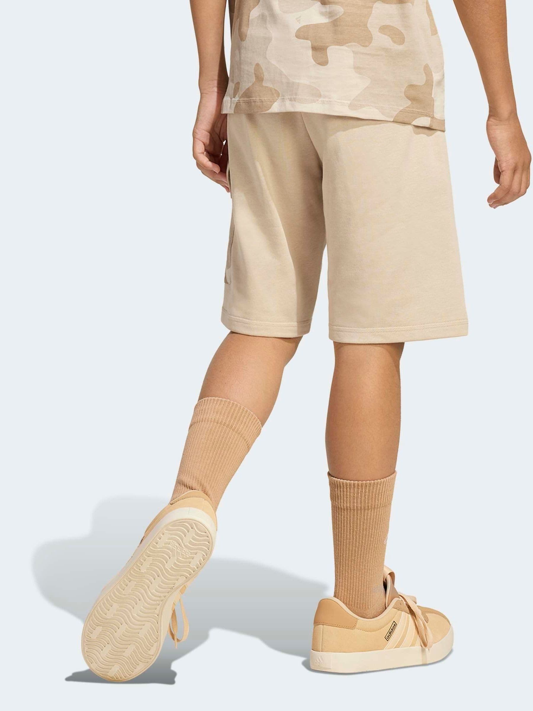 Next：日本 ベージュ - adidas 迷彩 ポケット付き ショートパンツ from