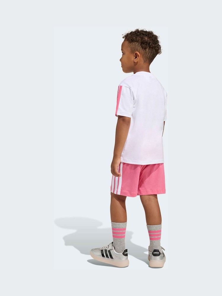 adidas סט בייסיק של מכנסיים קצרים וחולצת טי לילדים קטנים - תמונה 2 מתוך 8
