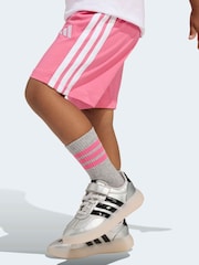 adidas סט בייסיק של מכנסיים קצרים וחולצת טי לילדים קטנים - תמונה 4 מתוך 8