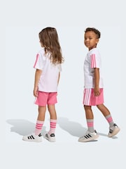 adidas סט בייסיק של מכנסיים קצרים וחולצת טי לילדים קטנים - תמונה 5 מתוך 8