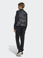 adidas Essentials Camouflage Tricot 3-Stripes Tracksuit - Bilde 2 av 8