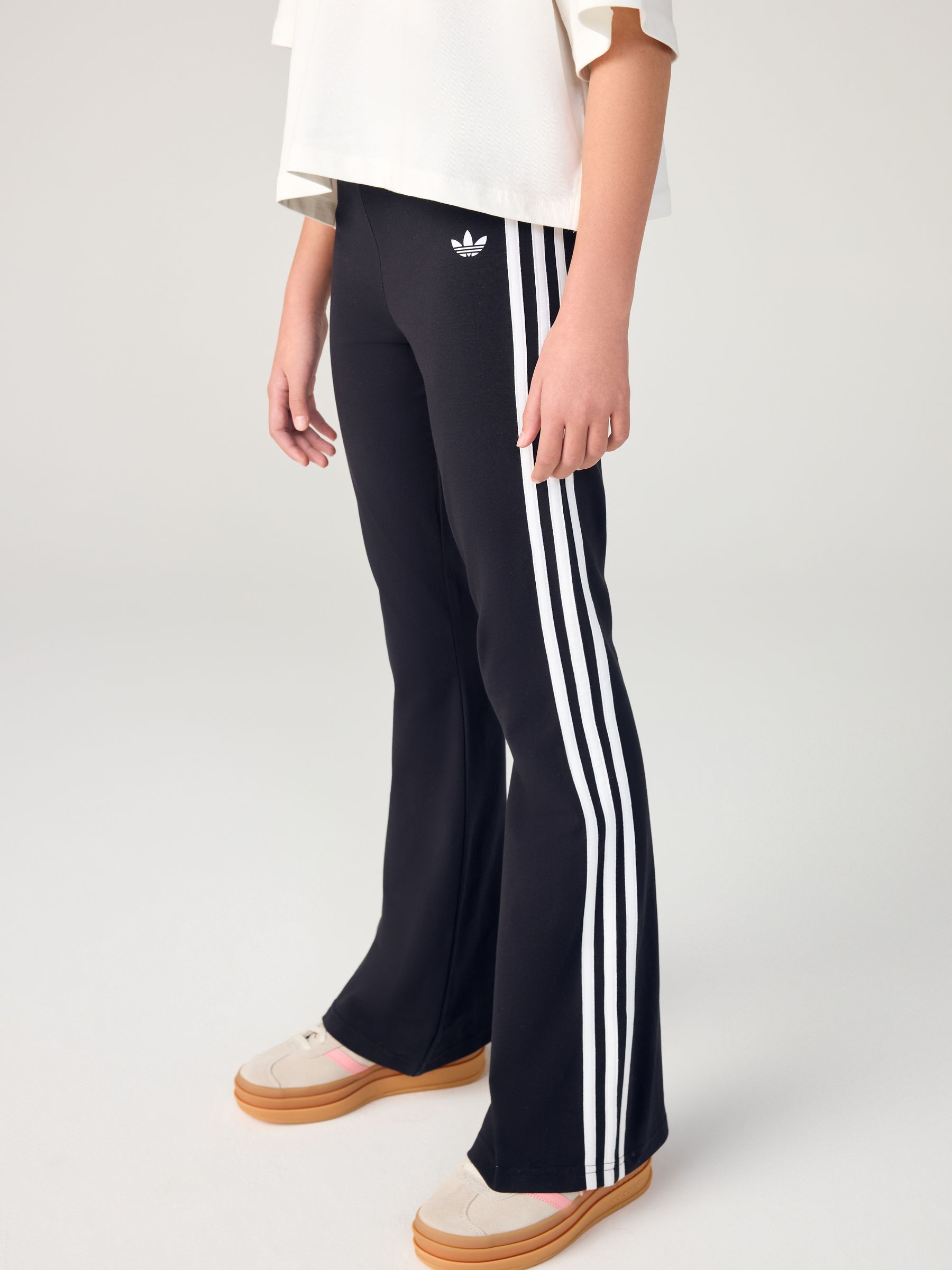 Next：日本 adidas Originals 3 ストライプ フレアレギンス from Next