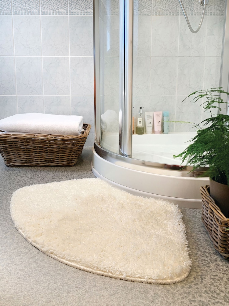 My Rug Ivory Shaggy Curved Bath Mat - Image 1 of 3