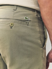 Verde caqui - Bermudas de golf estilo chinos de algodón elástico y corte entallado de Lacoste - Imagen 3 de 4