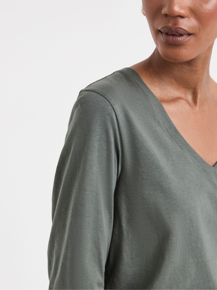 JD Williams White/ Khaki /Black 3 Pack V-Neck Long Sleeve Tops - Image 4 of 4 JD Williams White/ Khaki /Black 3 Pack V-Neck Long Sleeve Tops - Image 4 of 4