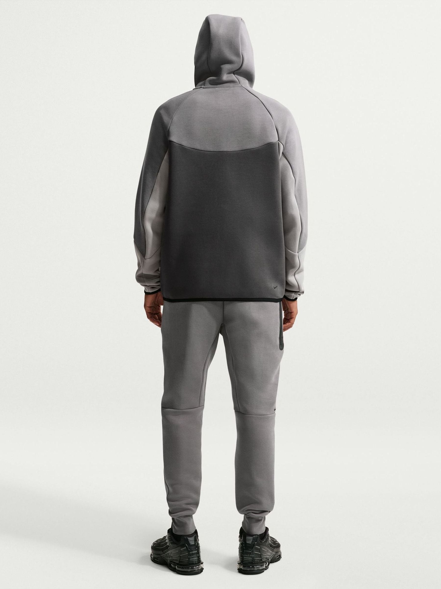 Next：日本 グレーブラウン - Nikeテックフリースジョガーパンツ from