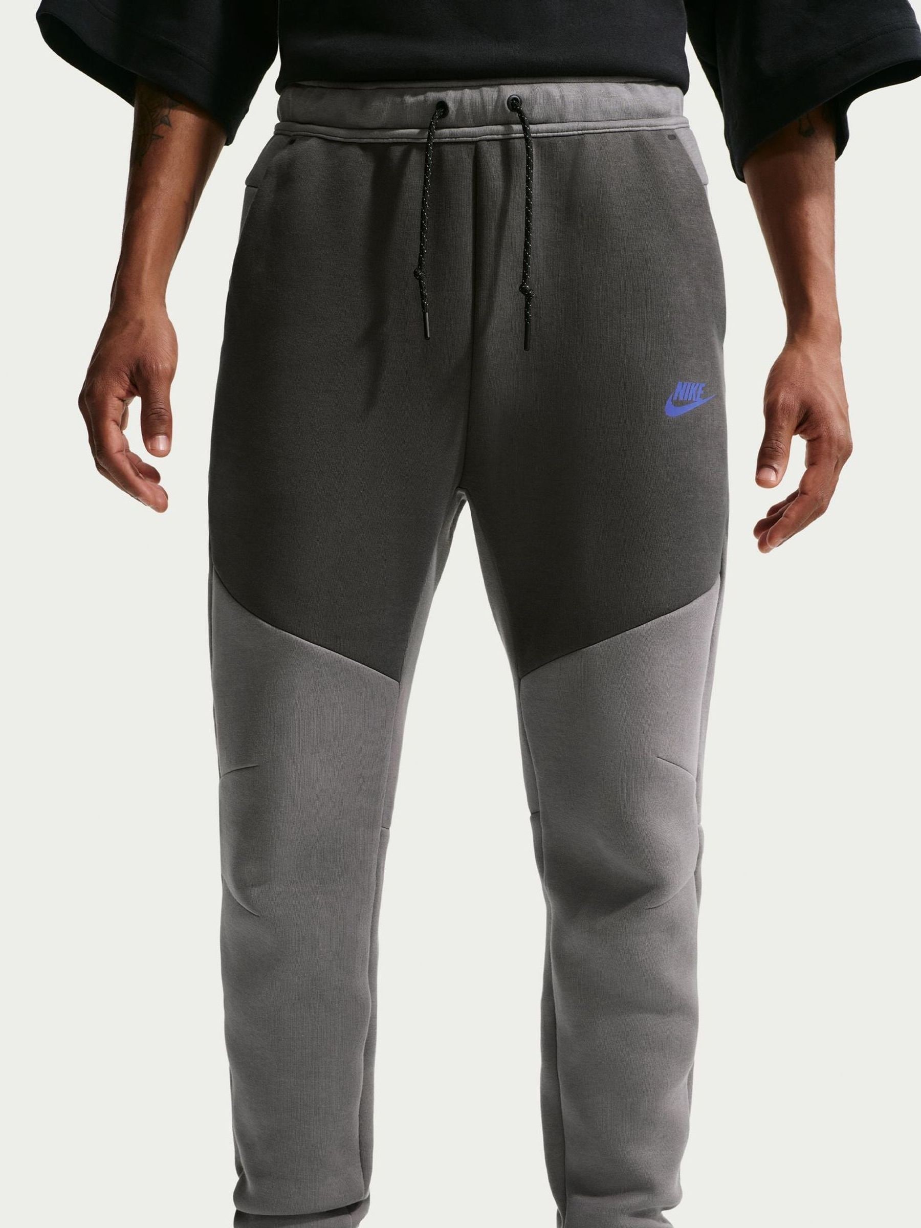 Next：日本 グレーブラウン - Nikeテックフリースジョガーパンツ from