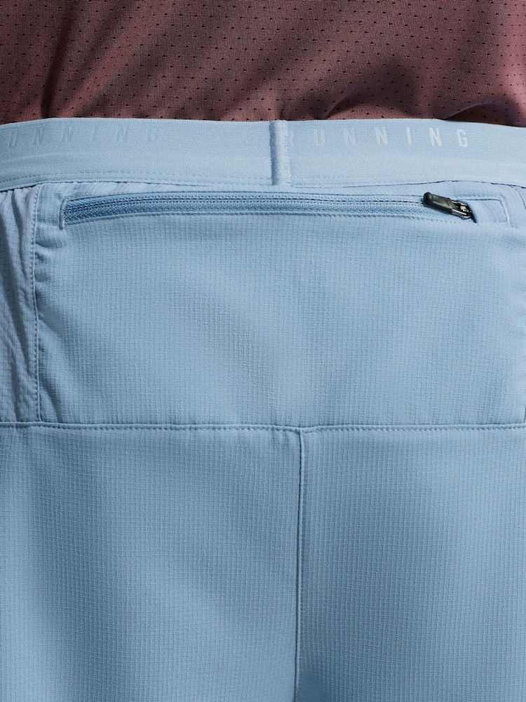 Μπλε εργασίας - Σορτς για τρέξιμο Nike Dri-FIT Stride 7 ίντσα 2-σε-1 - Εικόνα 5 του 5